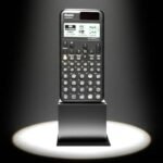¡La Casio Fx 991cw! ¡Más que una Calculadora, Tu Nuevo Mejor Amigo¡ ¡Que sí sabe de mates! 🤓 56 IMAGEN - LaTachuelaTech - Casio FX 991cw - La casio fx 991cw en un pedestal iluminada por un solo haz de luz en un fondo oscuro y dramático - 08