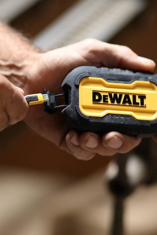 🎧 ¡Audífonos DeWalt IPX6! 🎵 ¿Música para Rudos como Chuck Norris y sus Cumbias ó Puro Marketing? 💥🤔 21 IMAGEN - LaTachuelaTech - dewalt ipx6 - Auriculares Dewalt - DEWALT Cargador portátil Power Bank batería de 10 000 mAh con Puerto USB-C - 07