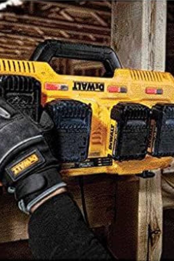 ¡El Ventilador DeWalt Dce512b! 😎 ¡El Gadget que te Hará Decir! "¡Claro, lo NECESITABA!" 34 IMAGEN - LaTachuelaTech - dewalt dce512b - accesorios - DEWALT Cargador de Baterías Rápido con 4 Puertos DCB104 - 07