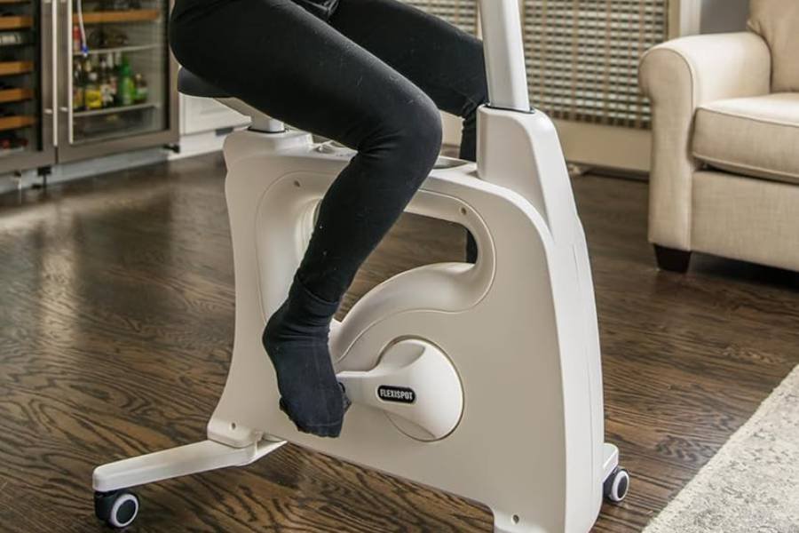 🚴♂️ FLEXISPOT V9 ¡La Máquina Que Trabaja Tus Piernas Mientras Tú Mueves Millones! (O VES MEMES... A SEGÚN) 🤑🦵 24 IMAGEN - LaTachuelaTech - flexispot v9 - Un oficinista joven estilo tech moderno con gafas en bicicleta interior - 08