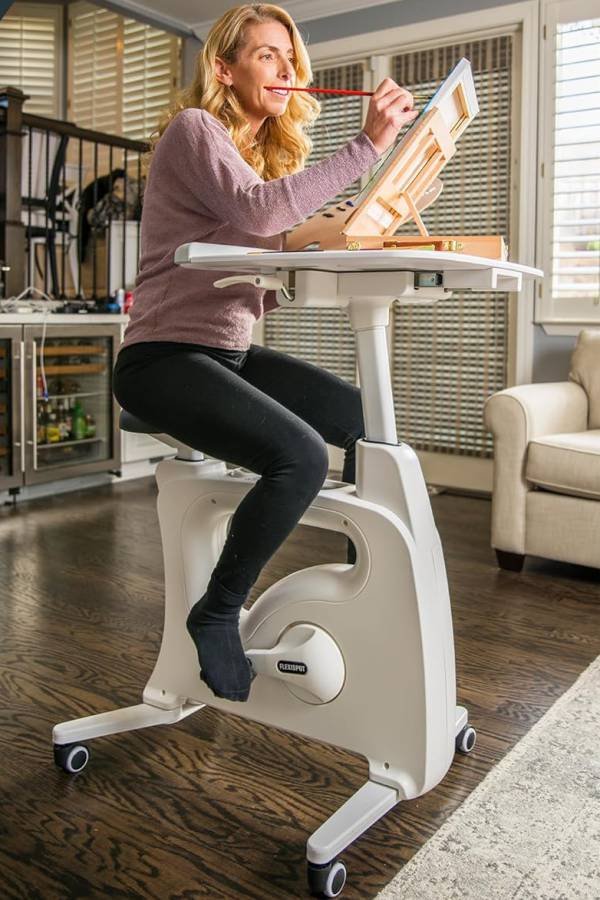 🚴♂️ FLEXISPOT V9 ¡La Máquina Que Trabaja Tus Piernas Mientras Tú Mueves Millones! (O VES MEMES... A SEGÚN) 🤑🦵 26 IMAGEN - LaTachuelaTech - flexispot v9 - Un oficinista joven estilo tech moderno con gafas en flexispot bike - 07