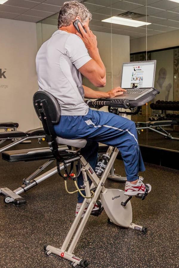 🚴♂️ FLEXISPOT V9 ¡La Máquina Que Trabaja Tus Piernas Mientras Tú Mueves Millones! (O VES MEMES... A SEGÚN) 🤑🦵 28 IMAGEN - LaTachuelaTech - flexispot v9 - comparativa - hombre haciendo ejercicio y trabajando en computadora con la FitDesk 2.0 Desk Exercise Bike with Massage Bar - 07